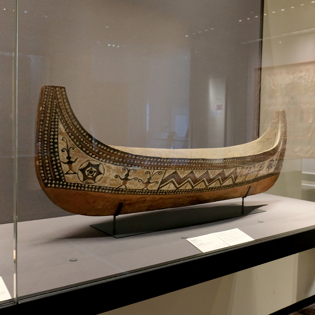 トーハク広報室 台湾本島の南東の沖合に浮かぶ小さな島 蘭嶼 らんしょ に住むタオ族特有の漁船模型 邪気を払う 船の目 と呼ばれる円文などが彫刻され 赤 白 黒で彩色されています 漁船模型 台湾 台東県蘭嶼 19世紀後半 世紀初頭 東洋館13室