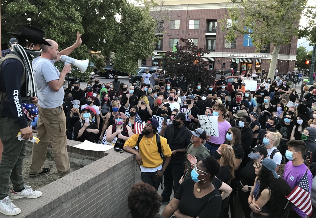 ActuallyDSW's tweet photo. Protesters are inviting counter-protesters to address the crowd. Some of them are obliging.
βLet then speak,β ring out in the crowd.
#ProvoProtest https://t.co/ekNfvrMqDf