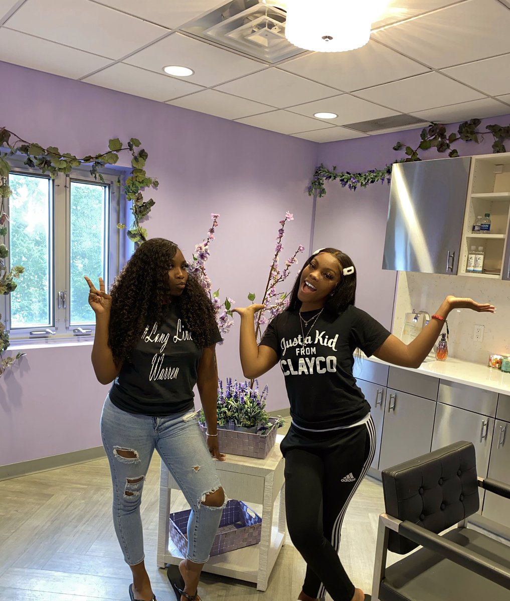 _OnTheSUNNYSide's tweet photo. Me and my BFF literally just opened a salon together at 21 years old 😭 we manifested this! God made this happen. We are so thankful! Come see us ATL🎉🎉  just some kids from Clayco fr 😭 https://t.co/5EXa1BgkBD