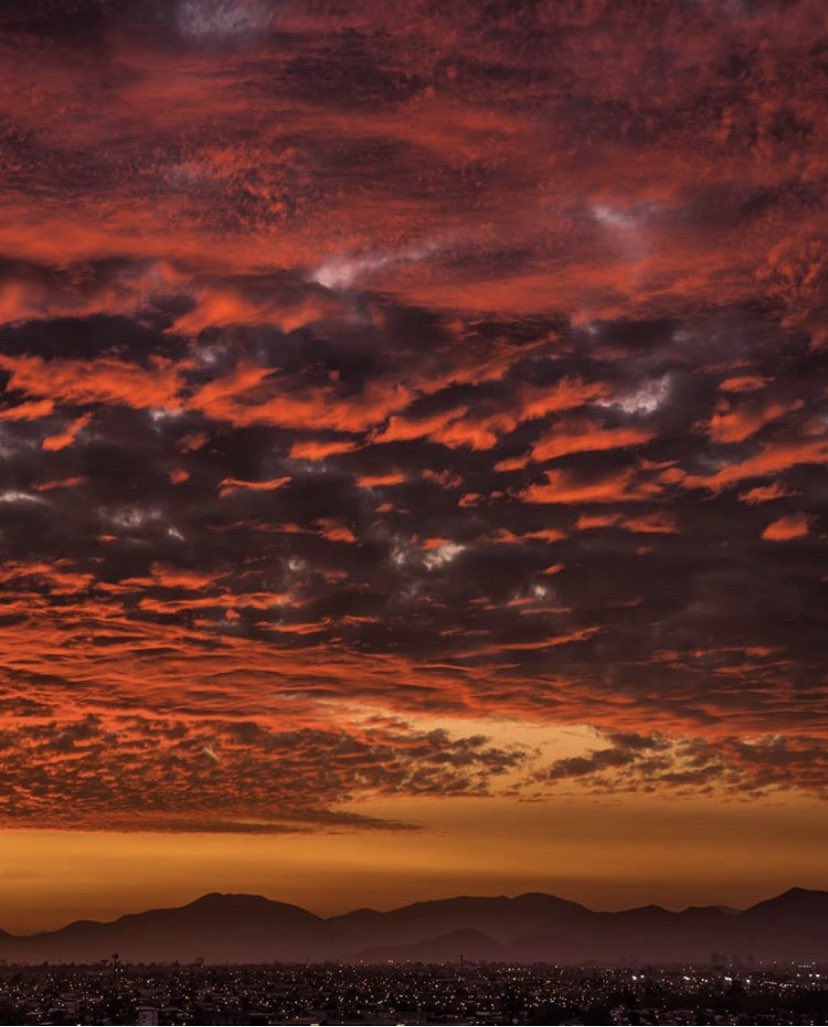 Cityplan_Chile's tweet image. Arrebol: cuando las nubes se pintan de rojo al ser iluminadas por el sol 😍
@idomitamadera #SantiagodeChile #chile #Santiago #COVID19