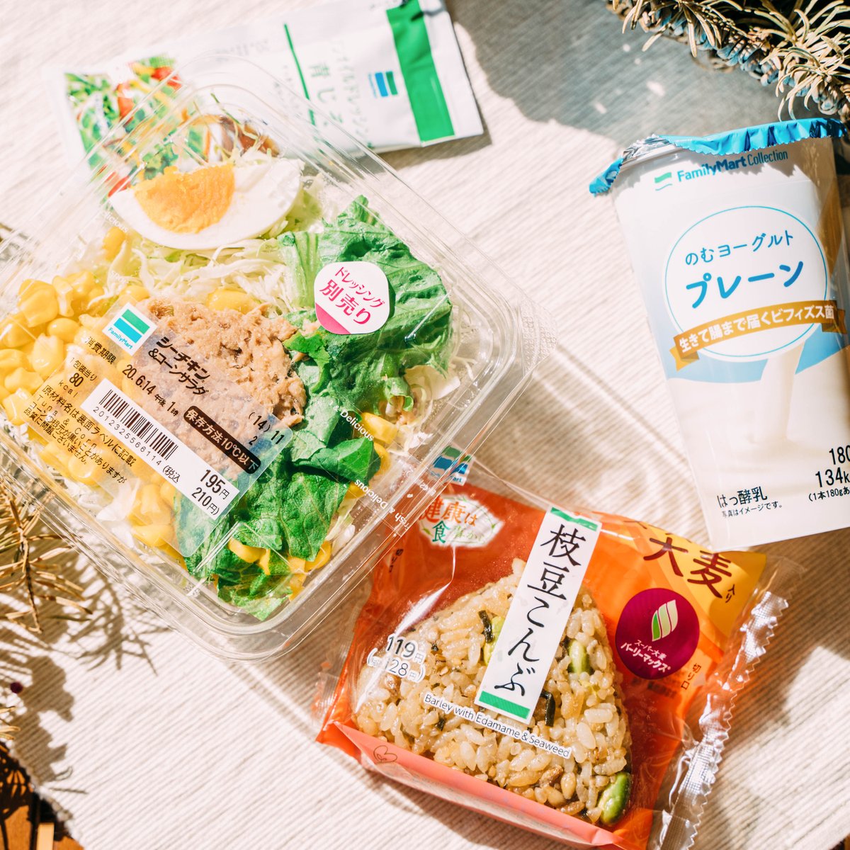 ট ইট র ファミチキ先輩 みんな 今日のお昼に コンビニで健康をプロデュース が提案する サラダとおむすびのヘルシーランチ で スーパー大麦 の食感を楽しみながら 腸活 しちゃおう 8 サラダに入ってるシーチキンと玉子でたんぱく質もチャージ ট ইট র ファミチキ先輩 みんな 今日のお昼に コンビニで健康をプロデュース が提案する サラダとおむすびのヘルシーランチ で スーパー大麦 の食感を楽しみながら 腸活 しちゃおう 8 サラダに入ってるシーチキンと玉子でたんぱく質もチャージ