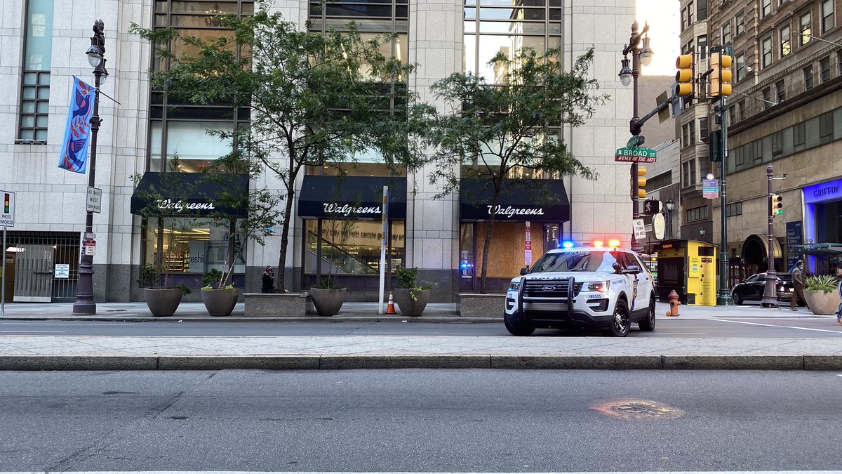 HughE_Dillon's tweet image. Protest ⁦@PhiladelphiaGov⁩ City Hall traffic diverted and backed up. #phillyprotests