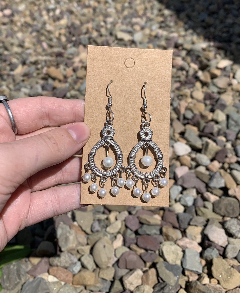 bumblebeeart1's tweet photo. I just added these gorgeous “Pearl and Silver” Earrings to my shop. Link in bio☺️ https://t.co/eSvQJeFhZk