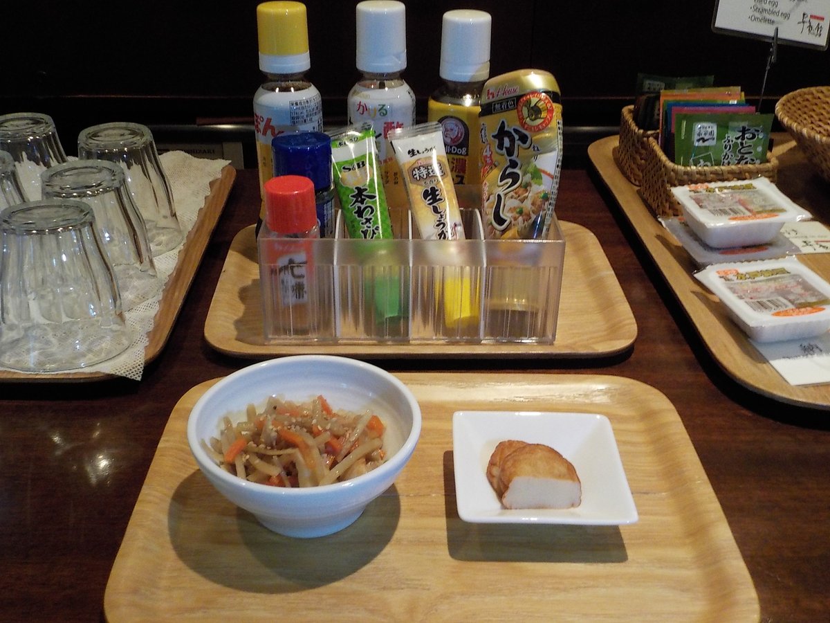 お茶の水ホテル昇龍館 今日の日替わり小鉢 きんぴらごぼう さつま揚げ 先月から調味料も多く仲間入りし お好みのお味でどうぞ 和朝食 お茶の水 ビジネスホテル 大浴場 露天風呂 朝食無料 調味料 神田 神保町 神田小川町
