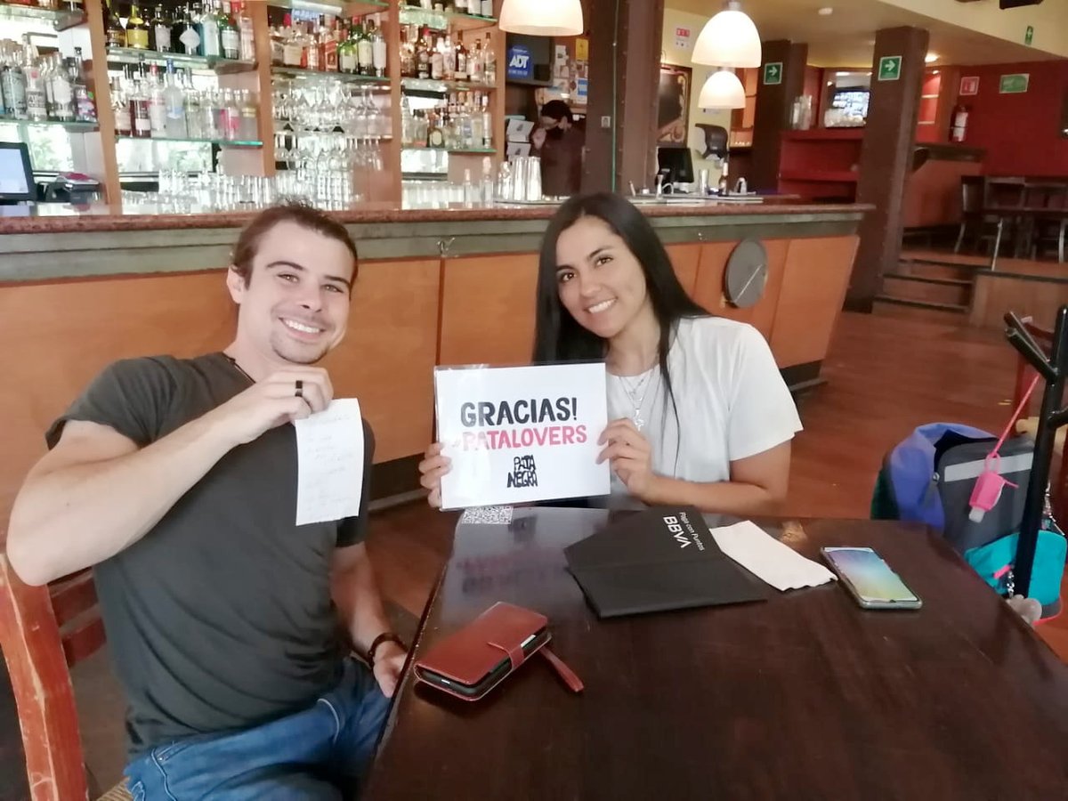 ¡Nuestros primeros clientes en #PataNegraCondesa! 
Su consumo, corrió por nuestra cuenta, ¡gracias por traer buena vibra! #DeVueltaAlPata