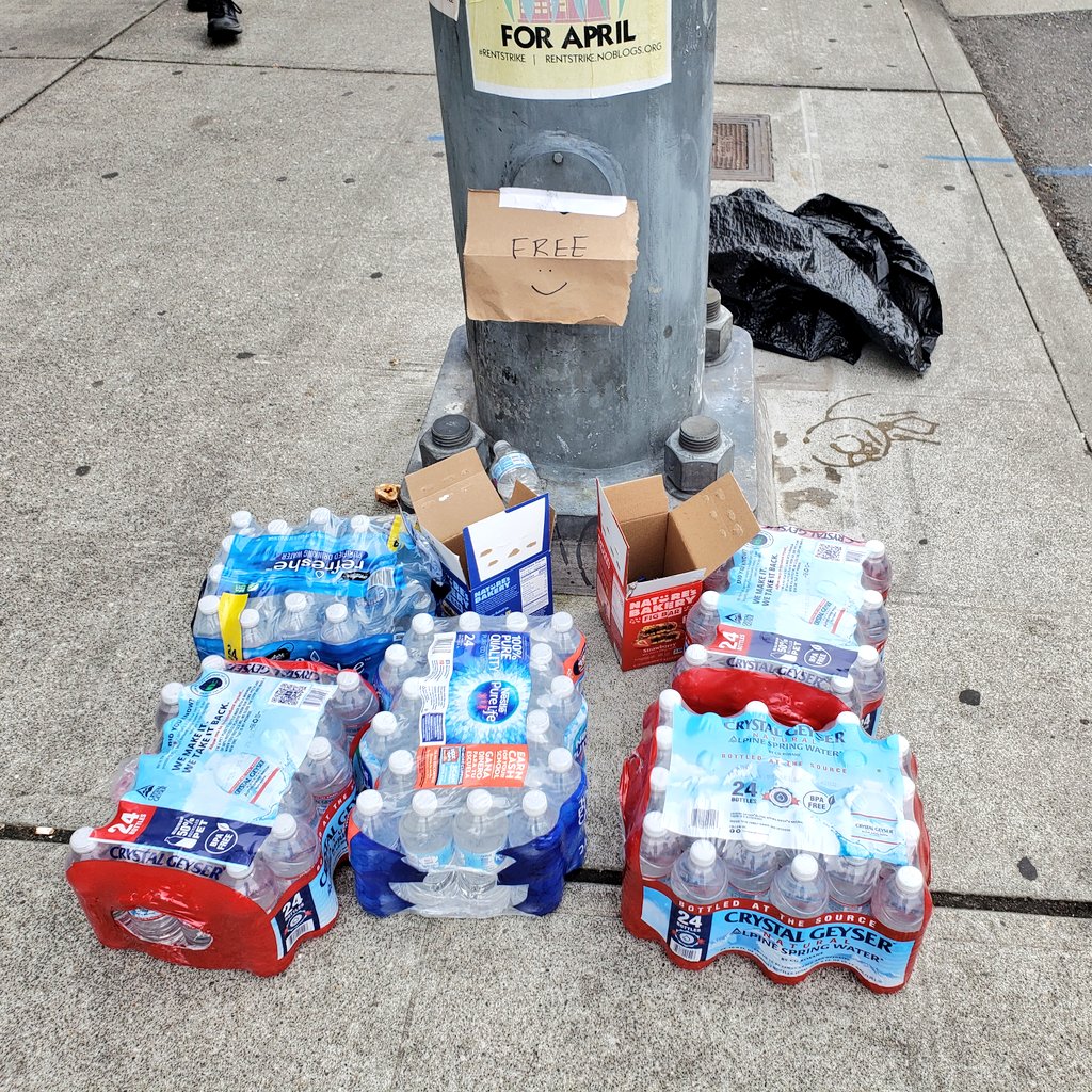 The  #CHOP may be gone but free food and water remain.  #seattleprotest – bei  Blick Art Materials