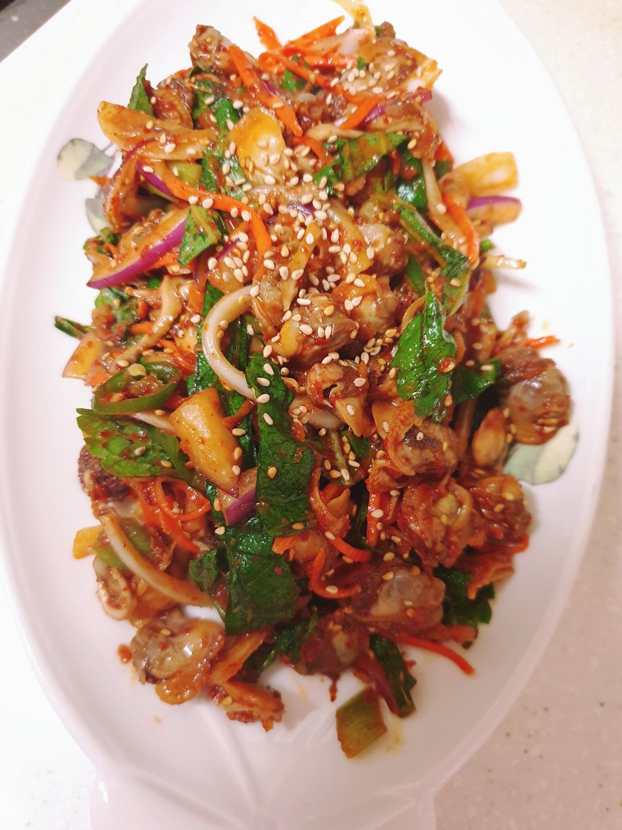 아침부터 냉국을
만들어 달라는 
간 큰 남편,
나는 한술 더 떠서
꼬막까지 무쳤다.
맛이 꽤ㅡ 괜츰한 아침~😍