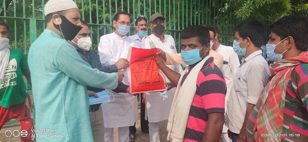 SHARIQSAMAJWAD's tweet photo. Birthday celebration Aklesh yadev g #distribtion of mask ration food kitt @ndtv @rais_shk @MediaCellSP @MediaCellSP @JavedAbidi4 @yadavakhilesh @abuasimazmi @Mahmudabad @MediaCellSP https://t.co/cWI7JC0vcD