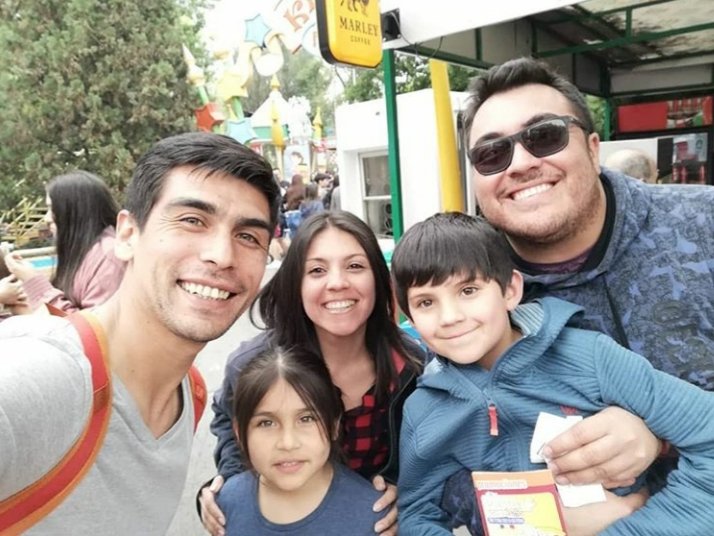 ximemagallanica's tweet photo. Imposible olvidar ese día cuando @OsvaldoSolorza se tomó una foto con nosotros 🥰 #ParDeGuatones https://t.co/juWc3ckfyz