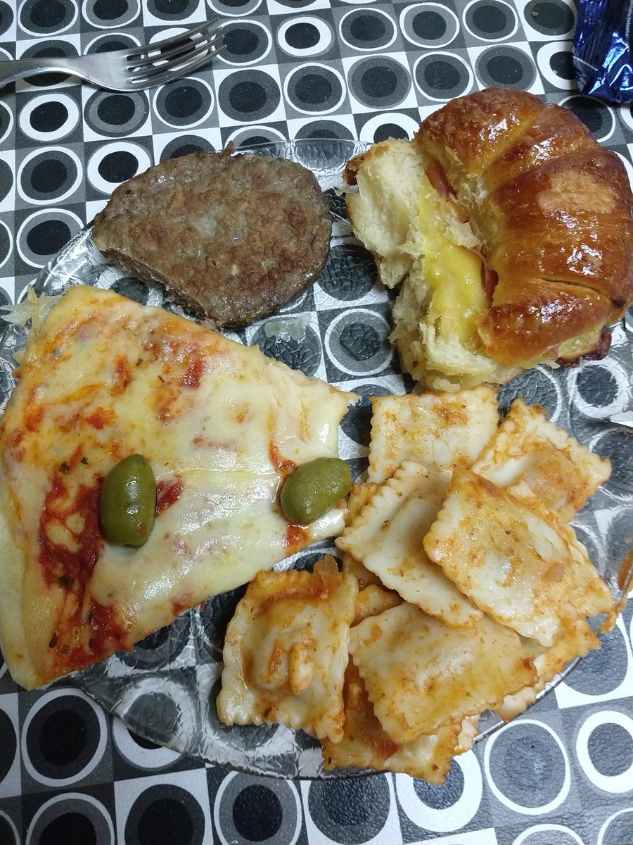 _onerolita's tweet photo. cuando llegas del boliche con hambre jajajaj https://t.co/pF8MkFuZ6E