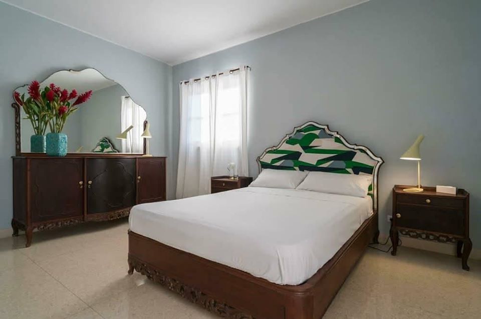 Point2Cuba's tweet photo. Elegant penthouse for sale in #Havana (Paseo Avenue, Vedado). This property occupies the whole top floor of a 1950's building.
✔Two spacious suites ✔Balconies ✔Rooftop terrace
✔+140 m2 ✔Garage ✔Elevator ✔City views
More info 📞📲 WhatsApp (53) 54000616 
#Cuba #RealEstate https://t.co/xukBfWAhJJ