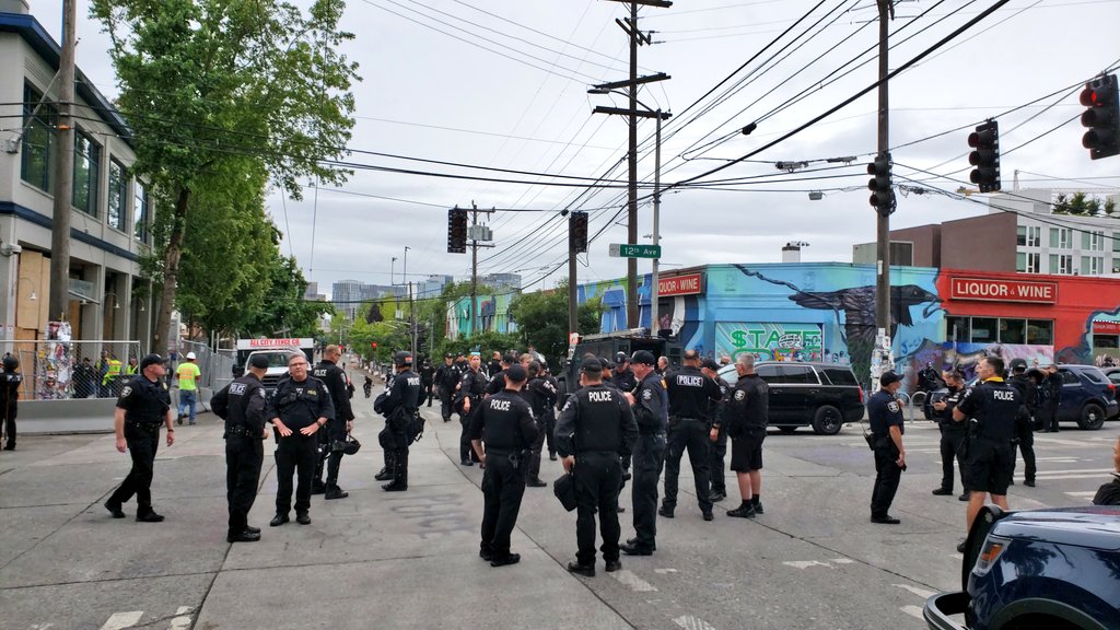 Just got to walk through the area that was the  #CHOP. The only people inside are police and DOT crews. At most entrances a few officers stand alone. The only protesters here are at Broadway & Pine.  #seattleprotest &ndash; bei  Cal Anderson Park