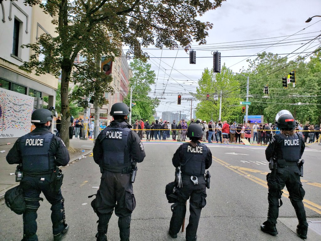 Just got to walk through the area that was the  #CHOP. The only people inside are police and DOT crews. At most entrances a few officers stand alone. The only protesters here are at Broadway & Pine.  #seattleprotest – bei  Cal Anderson Park