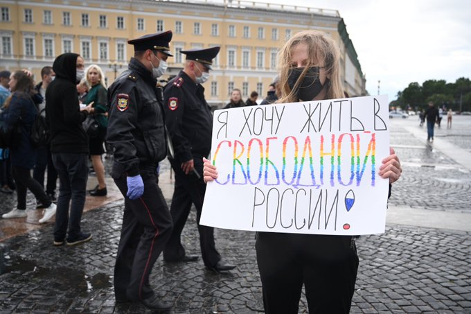 YourAnonCentral's tweet photo. "I want to live in a free Russia!" St. Petersburg, #Russia. (📸@pixsl_markov) https://t.co/jSarH0iqOm