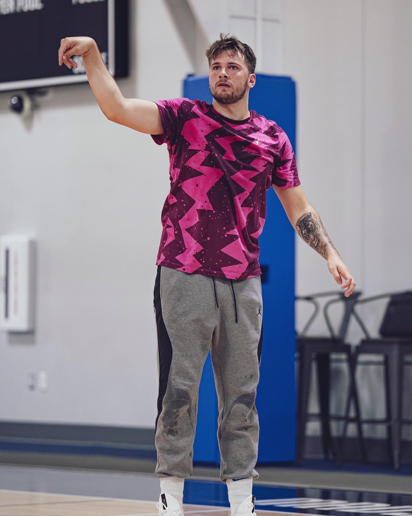 [Image: Eb4QgW2XgAAS2PB?format=jpg&name=large]