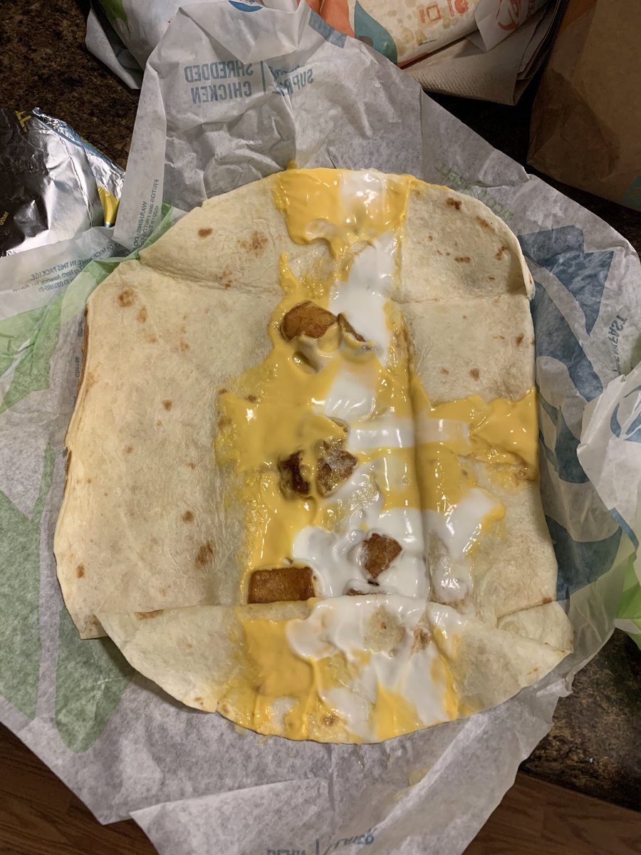 _HeyyViolet's tweet photo. @tacobell I’m sorry, but that does not look like a cheesy POTATO griller 😡 https://t.co/EmQVhHWWai