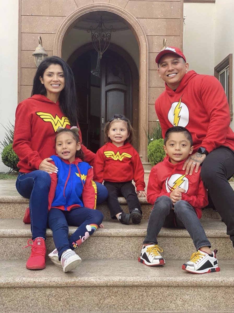 TheOffline_'s tweet photo. Mamá y papá disfrutando de sus bebés @KimFloresFit @edwinlunat 👩🏻👧🏻👧🏻🧒🏻👦🏻 #talentooffline #MamayPapa #Hijos #Mexico #marcas #MediaAgency https://t.co/GDPlhadTcF