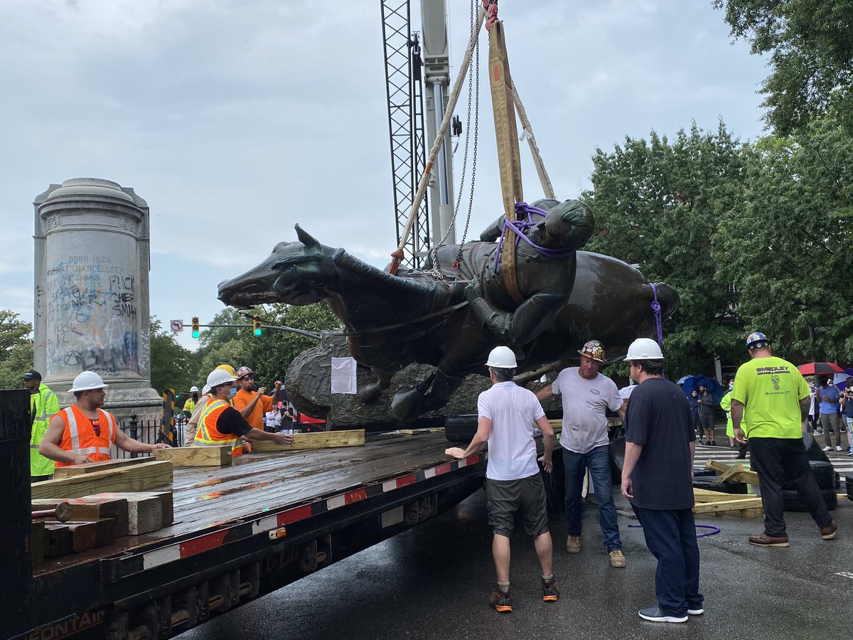 FreePressRVA's tweet photo. He had his last ride today. Stonewall Jackson left his spot on the corner of Monument Ave. and Arthur Ashe Blvd. #richmondva #richmondprotest #blm #removeconfederatestatues https://t.co/UDqTLwbZw4