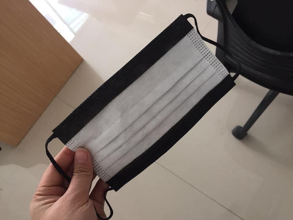FWchrp's tweet photo. แมส 3 ชั้น ไซส์ผู้ใหญ่ ขนาดมาตรฐาน 17.5x9.5cm กันน้ำ กันเชื้อโรค ระบายอากาศได้ดี ใส่เก๋ๆ
กล่องละ 50 ชิ้น*เหมือนเดิม แต่เปิดจองรอของ10-15วันน้า มัดจำได้150บาท หรือจ่ายเลยได้ ขอคนไม่จองเล่นนะ 
ระบุสี ดำ
😷 กล่องละ 350บาท 😷 #แมสปิดจมูก #แมสสีดํา #แมสราคาถูก #แมสปิดปาก https://t.co/7023X42jw3