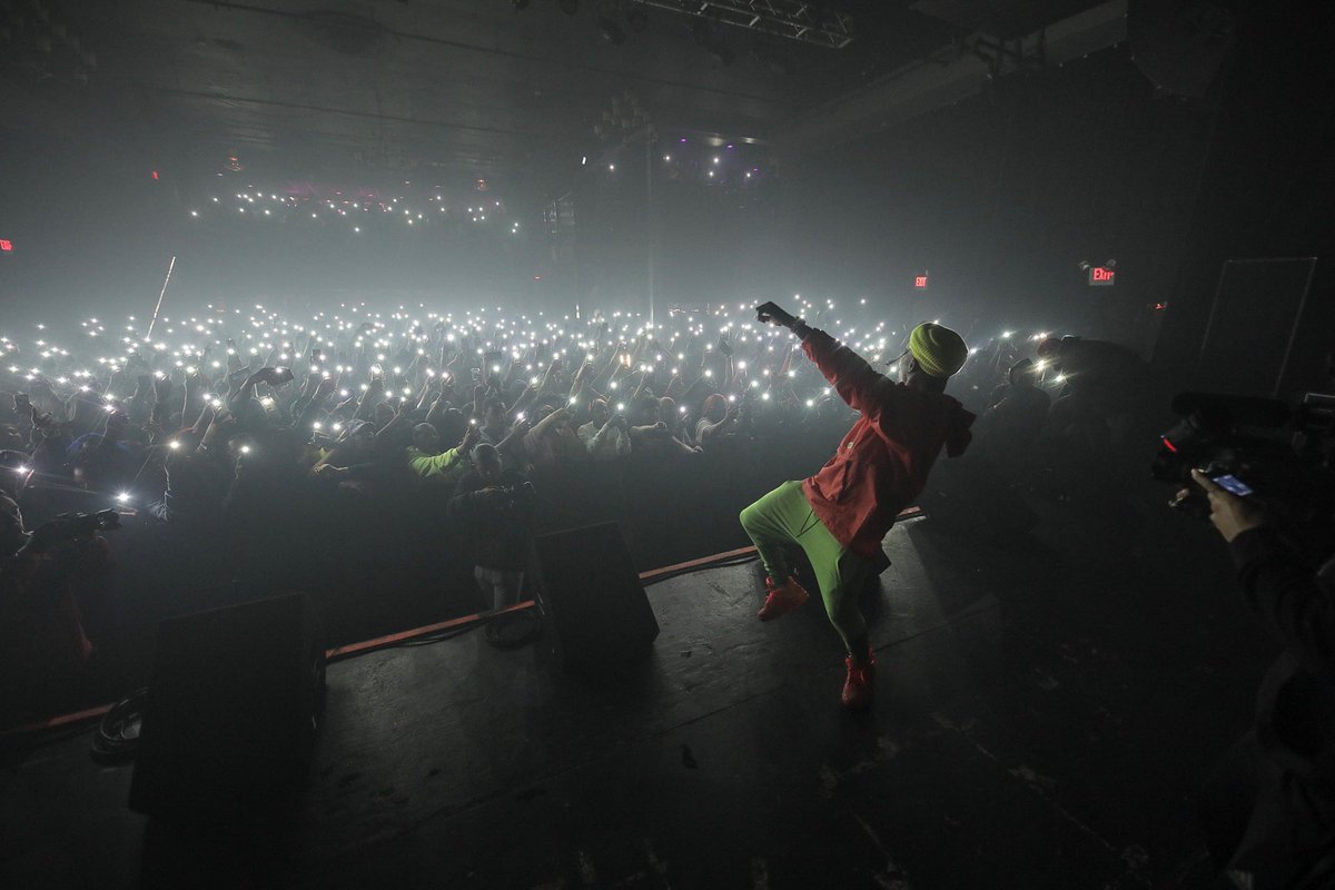 __Veli's tweet photo. This time five years ago i was hosting my own shows in front of 20 people... fast forward 5 years later...

#VELIBRAND https://t.co/HLFOdPbUtL