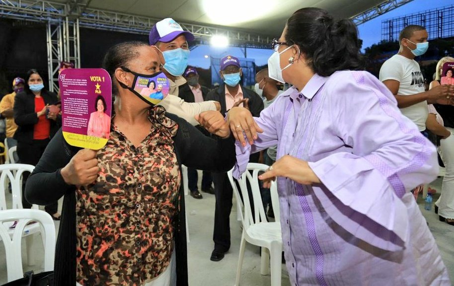 CristinaLizardo's tweet photo. ¡Gracias Santo Domingo!

Muy agradecida por el extraordinario respaldo que hemos recibido en la tarde de hoy, donde cientos de compañeros nos han endosado un batallón de hombres y mujeres por amor a Santo Domingo❤️. https://t.co/HUFlHJHED5