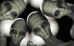 entrenador41's tweet photo. La nave #Nodriza viendo a #Bertuchi hablando de elecciones y sopas solidarias 👽👽 https://t.co/WzMQSvJJHY