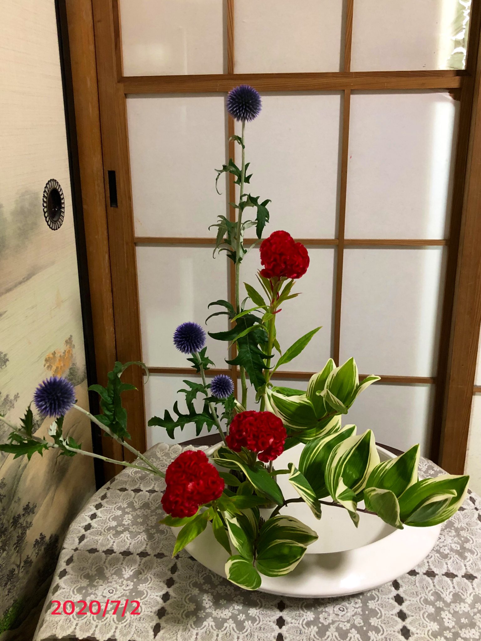 Kyo Run 生徒さんの稽古花 はっきりした色合いの花材で 夏らしい生け花になりました 瑠璃玉あざみ 鶏頭 鳴子百合 盛花 直立型 生け花 小原流 T Co Fpvzdjivyr Twitter