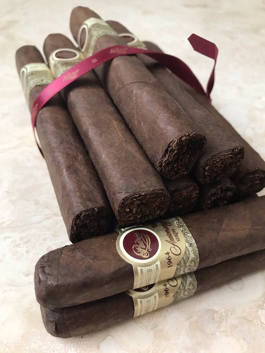 padroncigars's tweet photo. The Padrón Exclusivo (50 x 5 1/2) Enjoy! 🌱💨 https://t.co/EuzTY2Q3dP