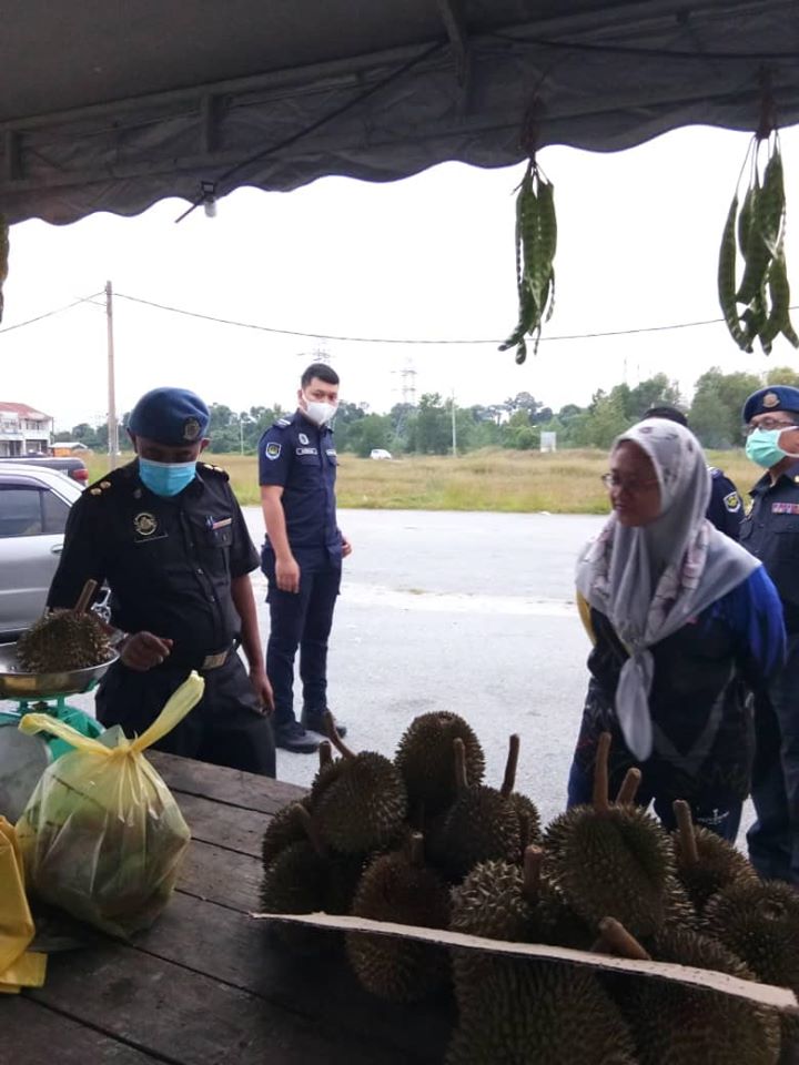 KPDNPerak's tweet photo. 1 Julai 2020 | #Manjung - #OpsDuri bersama agensi keselamatan dan penguatkuasaan premis perniagaan sekitar #SeriIskandar. @mykpdnhep @Nforceteam1 #MDPT #RELA #Penerangan #MetrologyCorporation #KPDNHEP #Perak2020 #COVID19 #KawalanKendiri #SelfControlled https://t.co/iG0OH1uKKG
