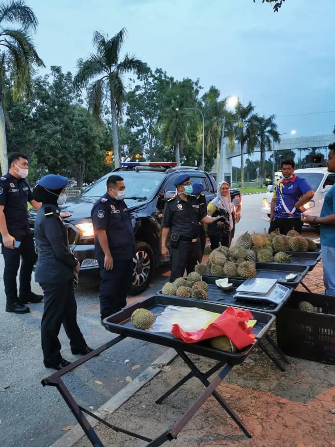 KPDNPerak's tweet photo. 1 Julai 2020 | #Manjung - #OpsDuri bersama agensi keselamatan dan penguatkuasaan premis perniagaan sekitar #SeriIskandar. @mykpdnhep @Nforceteam1 #MDPT #RELA #Penerangan #MetrologyCorporation #KPDNHEP #Perak2020 #COVID19 #KawalanKendiri #SelfControlled https://t.co/iG0OH1uKKG