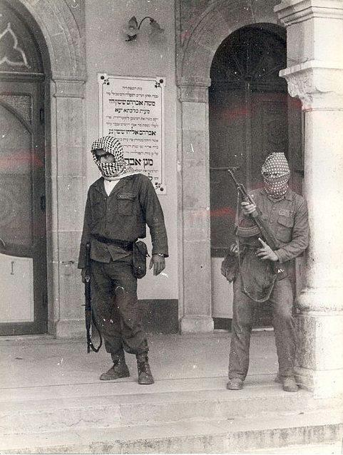 FAREEQAWALPAL's tweet photo. Palestinians defending the Beirut Jewish synagogue which would later be shelled by "Israel". https://t.co/CjYPOgkNVf https://t.co/fRunJJXLdx