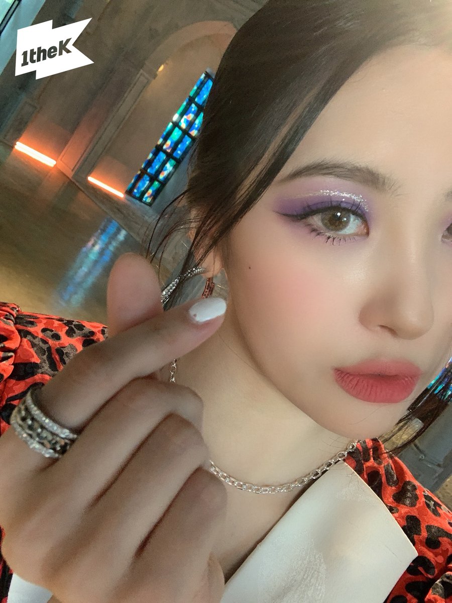 몽환미 폭발하는 #선미 #테이크원 셀카 등쟝...!!💜 울 꽃사슴 미야 미모는 유모차인게 분명해👀 미야네 맘을 자꾸 애태우니까....👼❤️ #보라빛밤...