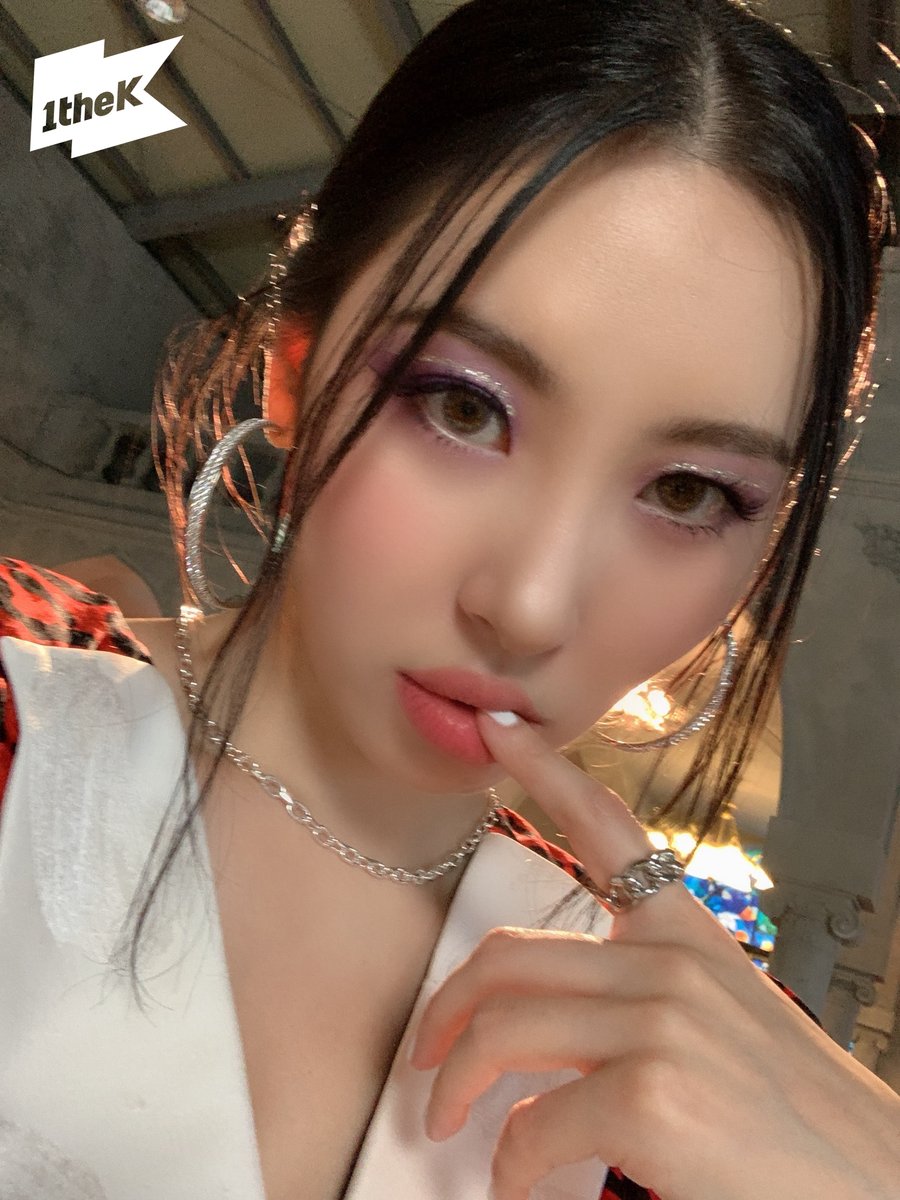 몽환미 폭발하는 #선미 #테이크원 셀카 등쟝...!!💜 울 꽃사슴 미야 미모는 유모차인게 분명해👀 미야네 맘을 자꾸 애태우니까....👼❤️ #보라빛밤...