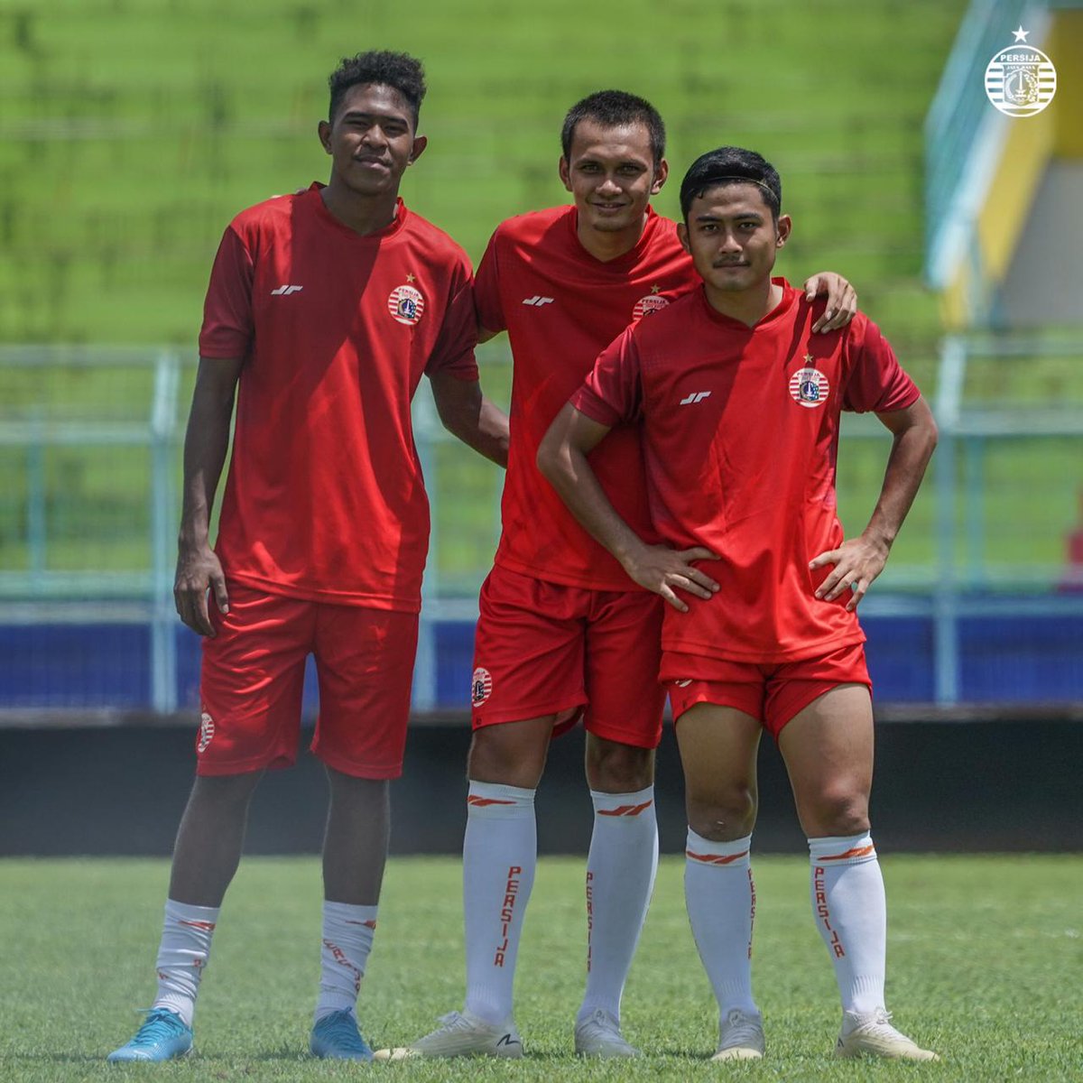 Senyuman siapa yang paling manis dari ketiga pemain ini, Jak? ๐๐ฏ
#ThursdayMood #BelieveIn12 #PersijaJakarta https://t.co/drrXcPg5mp