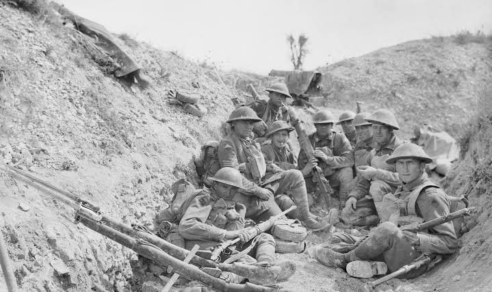 1/ Two photos of platoons of the 24th Batt about to attack at Mont St Quentin on 1/9/18. These photos are often used simply as great character portraits of Aussie fighting men, but they tell a much bigger story of the AIF at the peak of its powers...