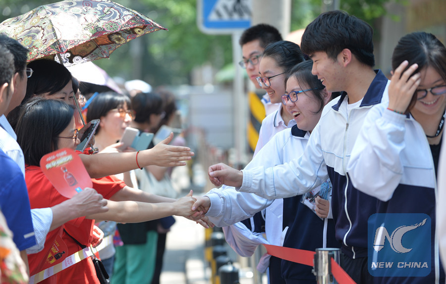 All candidates have to have their #temperature checked and only those with temperatures below 37.3 C will be allowed to enter venues for the national college entrance examinations #gaokao: #China #MOE https://t.co/3bpsWQnCUx
