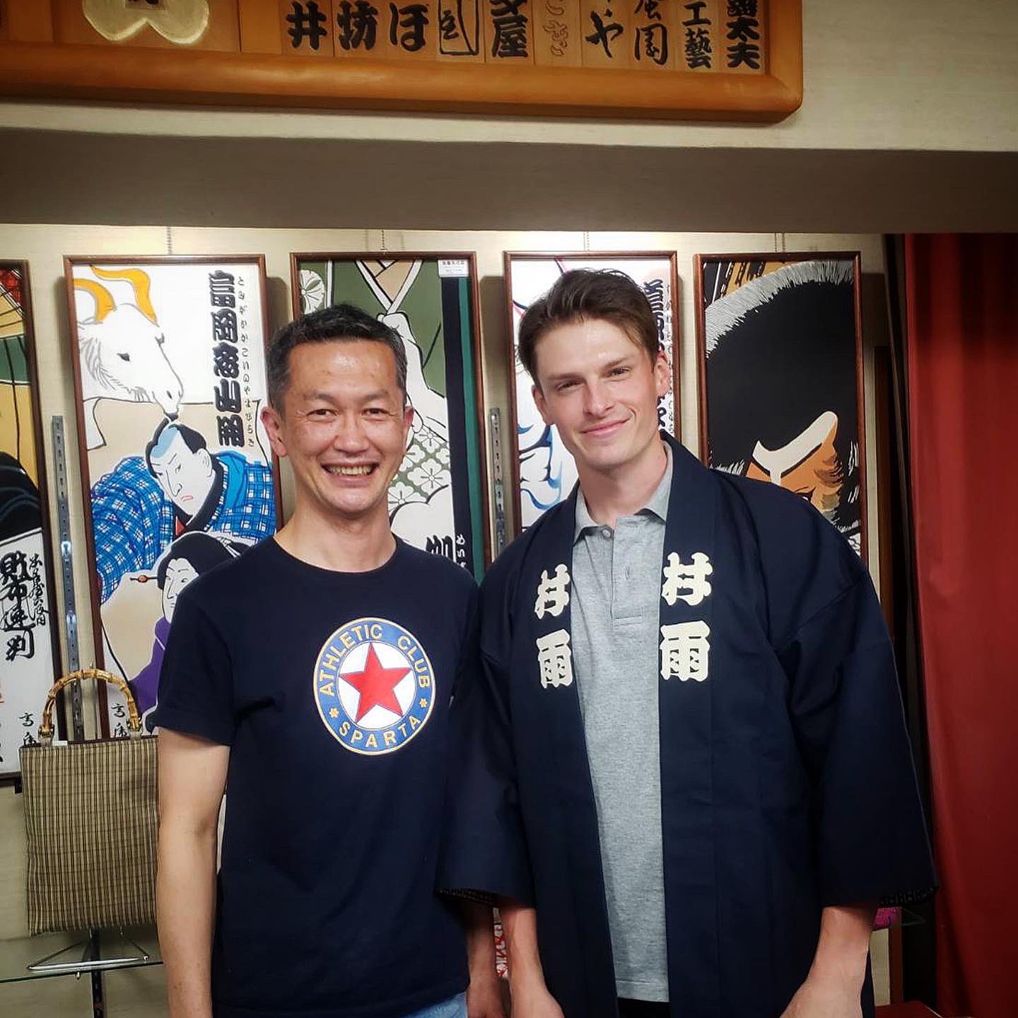 村雨 辰剛 江戸下町日本橋浜町の高虎商店さんに村雨家紋入り印半纏二代目を作って頂きました 手作業で染めてもらった半纏がかっこよく仕上がって 丁寧な手染めのお仕事に感動しました ここから使うたびに味がでて変化していく半纏に楽しみ 浜町高虎 村雨 辰剛 江戸下町日本橋浜町の高虎商店さんに村雨家紋入り印半纏二代目を作って頂きました 手作業で染めてもらった半纏がかっこよく仕上がって 丁寧な手染めのお仕事に感動しました ここから使うたびに味がでて変化していく半纏に楽しみ 浜町高虎