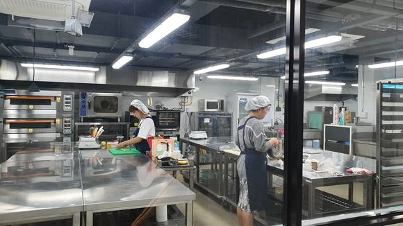 #covid19 impacted a lot to #sharedeconomy. @Airbnb and @Uber and @DiDi are facing hard time. But there are some opportunities. Check out the story from #sharedkitchen in #Korea.

pickool.net/covid19-opport…