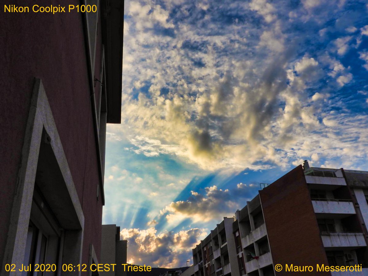 mediainaf's tweet image. Bollettino solare, a cura di @MauroMesserotti – Il #Sole è privo di #macchie da quattro giorni consecutivi, e si diverte a giocare a nascondino tra le nubi... Nel frattempo, un sistema di #facole è comparso nell’emisfero sud al lembo est, indicativo di campi magnetici emergenti.