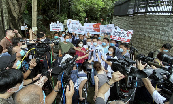 No external intervention! Signatures of over 1.65 million #HK residents were submitted to the US Consulate General on Thu to express their opposition to interference from US and other external forces in #China's internal affairs and Hong Kong affairs. #NationalSecurityLaw for #HK https://t.co/xKtSB6oXAg