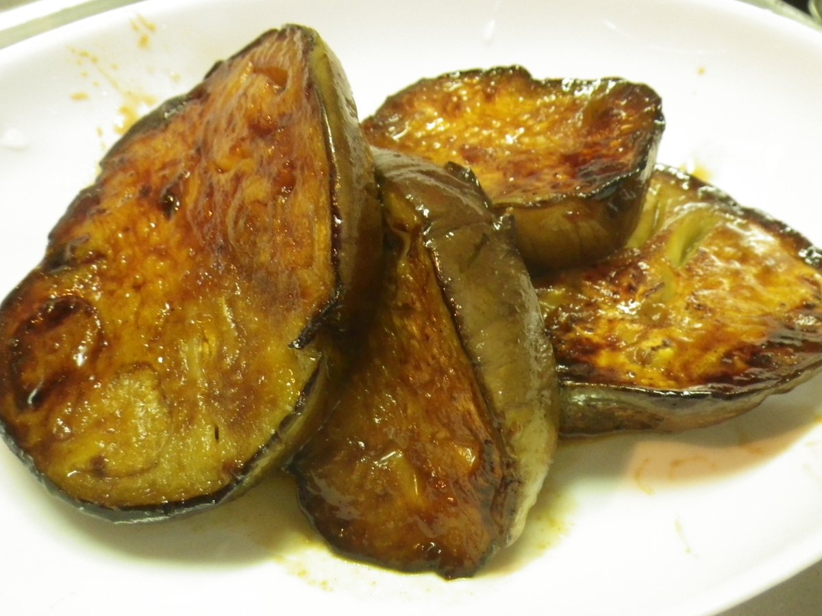 自給自足生活 とろとろステーキなす とにかくでかいナスなんですが その名前の通りステーキにしてみました 厚さは2 くらいで 輪切り 普通に油で炊き色が付くまで両面焼いて 最後に特製生姜たれで味付け 箸でギリギリ持てるくらい柔らかい これはめっちゃ