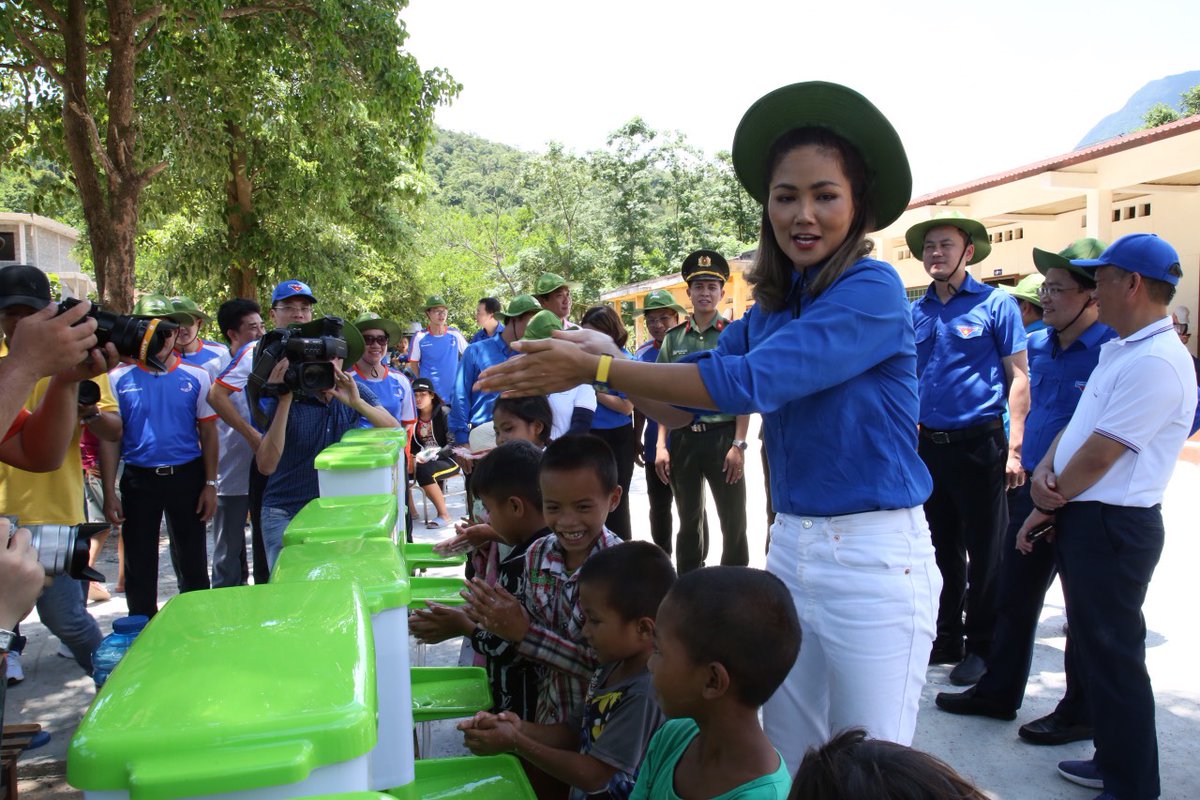 Ms. H'Hen teaching children how to wash their hands