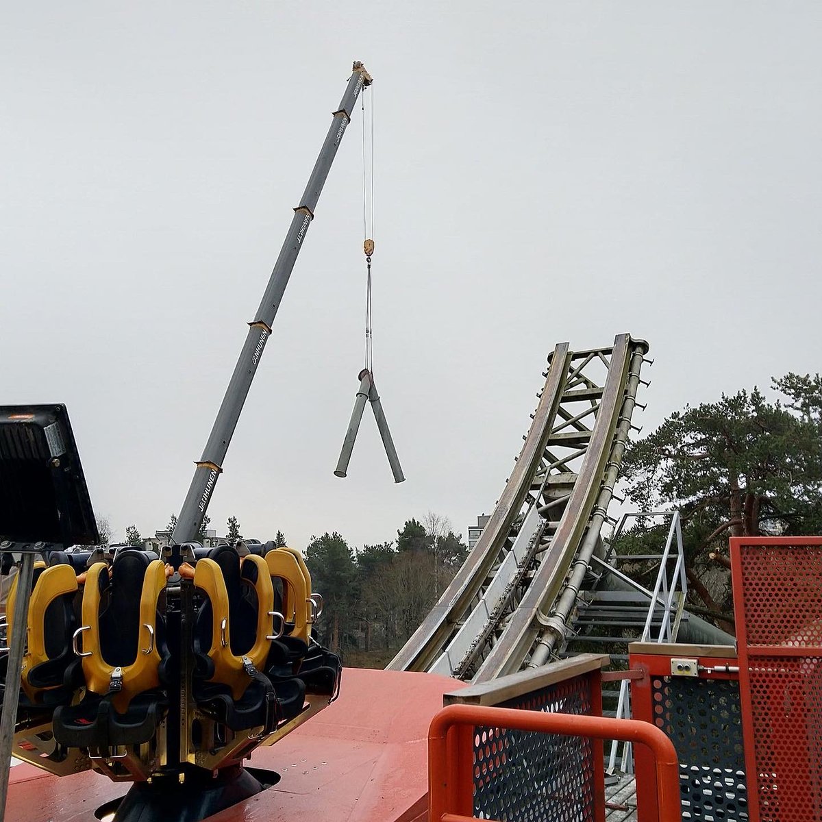 srideservices's tweet photo. Dismantling of Half Pipe in Särkänniemi, Finland. 🎢

We dismantled this Half Pipe by Intamin at the end of 2019. 

Ps. If you want to own your very own Half Pipe, you should contact @RidesAmusement , because they have exactly this Half Pipe for sale. 😉 

#halfpipe #intamin https://t.co/MhSaW1asev
