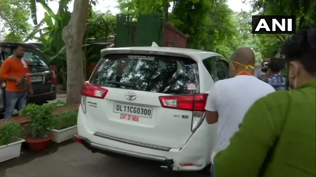 NewsMobileIndia's tweet photo. #Delhi: A team of #EnforcementDirectorate (#ED) arrives at the residence of Congress leader Ahmed Patel for questioning, in connection with #SandesaraScam 

@dir_ed https://t.co/ivkMHlOy5x