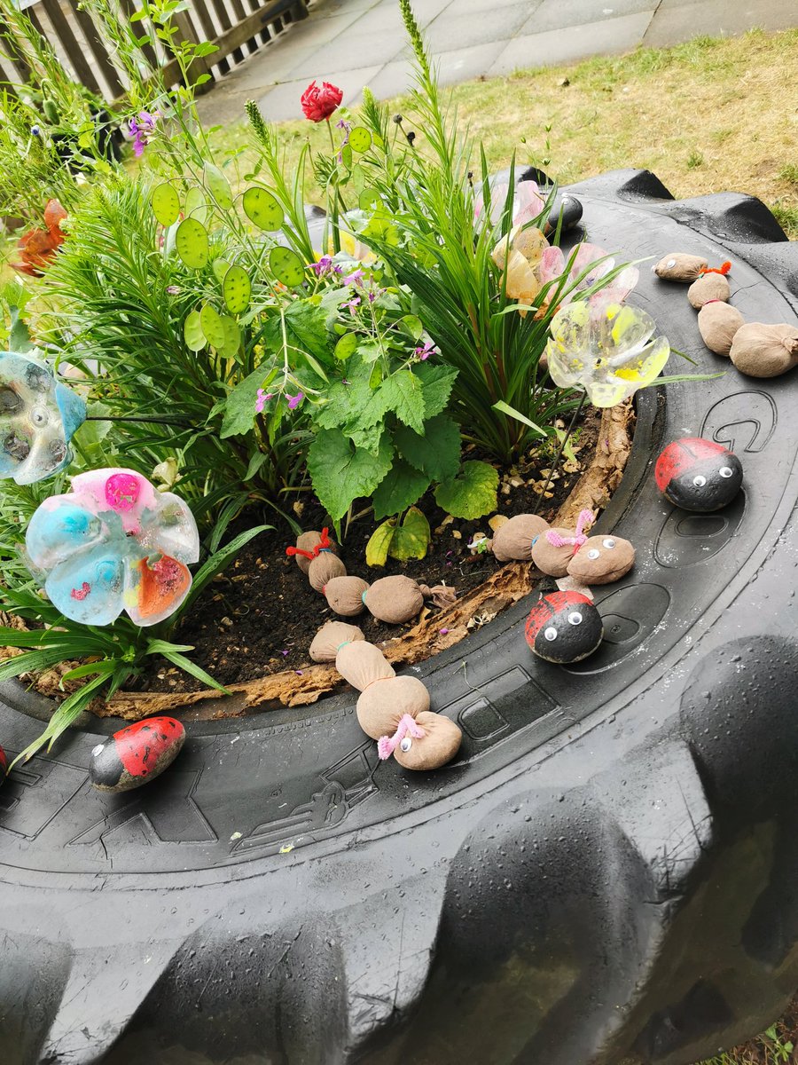 BambooRoomBK's tweet photo. 🐞🕷️We have loved exploring Mini Beasts this week. So far we have looked at ladybirds, worms, caterpillars, spiders and bees...🐝🐛 Look at our amazing sunflowers 🌻🌿...hope you are all keeping safe. Class 1 are missing you all. https://t.co/GgnnVT5PiO