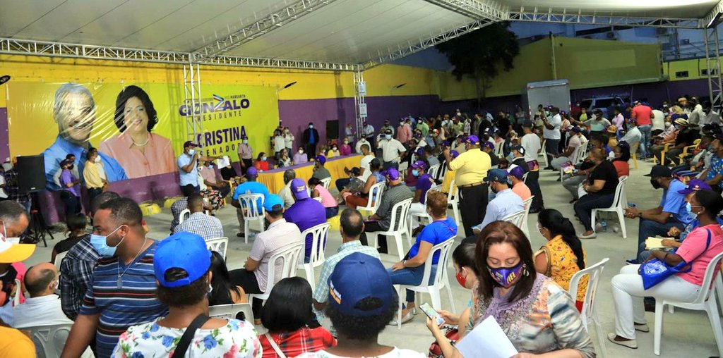 CristinaLizardo's tweet photo. ¡Gracias Santo Domingo!

Muy agradecida por el extraordinario respaldo que hemos recibido en la tarde de hoy, donde cientos de compañeros nos han endosado un batallón de hombres y mujeres por amor a Santo Domingo❤️. https://t.co/HUFlHJHED5