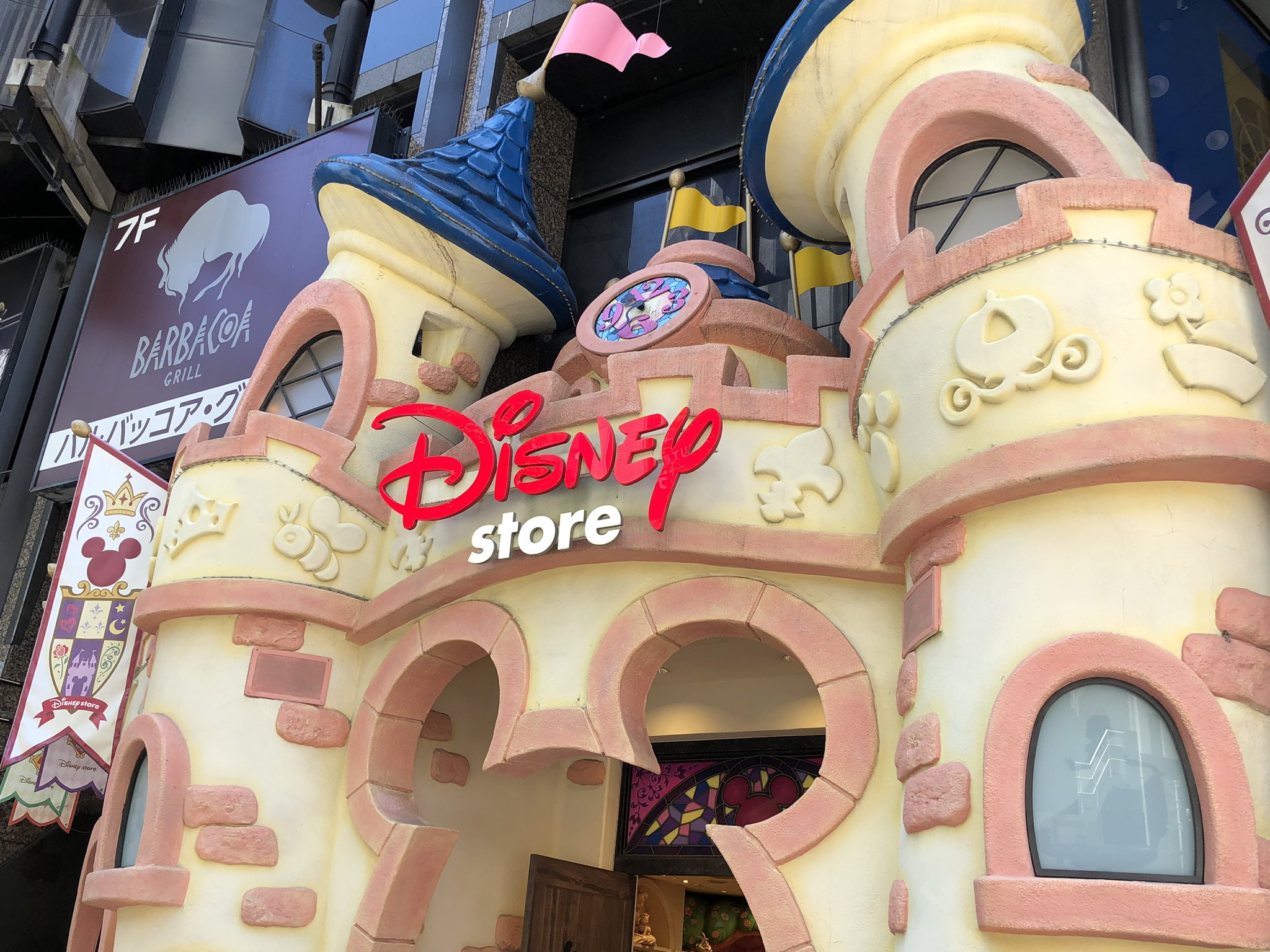 Amane Mouse 通院後に近くのディズニーストアに行ったんだが平日だからか 予約入店 でしたっけ あれ と言うくらい空いてた 入店時にはキャストさんがアルコール除菌してくれてすごく安心してゆっくり見れた インパはおあずけだけどストア満喫出来て