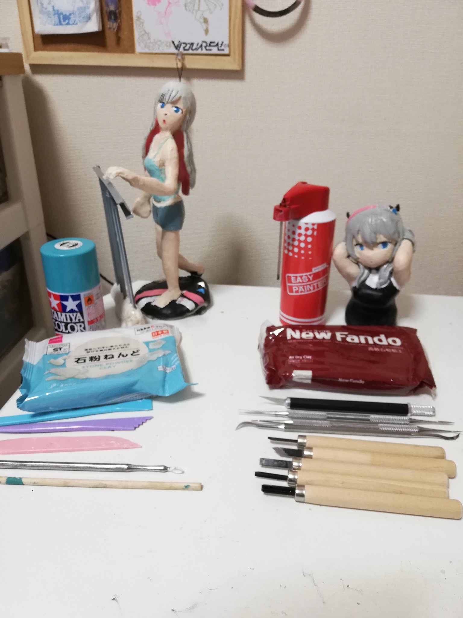 ガリチキ 制作環境的には 粘土を百均石粉粘土からニューファンドに ねんどベラとスパチュラ1本から 彫刻刀 スパチュラ 3 デザインナイフ追加 塗装はスプレーと筆塗りだったのをマスキング イージーペインター 筆部分塗りにしてるのでだいぶ作れる