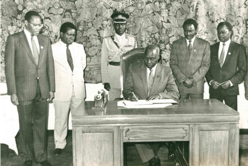 15/Payments to GIL were authorised by the highest office:"Ex-Kenyan president Daniel arap Moi ordered payments worth $76m to a company involved in fictitious exports, a second civil servant has alleged."Pattni also claimed that Moi was a shareholder. http://news.bbc.co.uk/2/hi/africa/3495689.stm