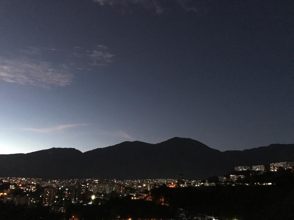 ¡Feliz noche! Caracas regalandonos una vista espectacular...